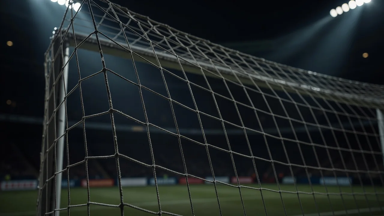 Rede de gol estufada em close sob luz de estádio